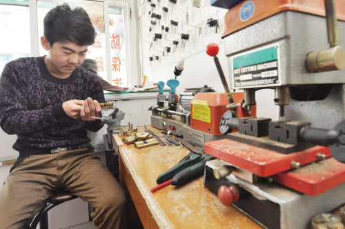 龙场镇开锁店为啥“牛号”频现 听开锁师傅讲什么锁最防盗