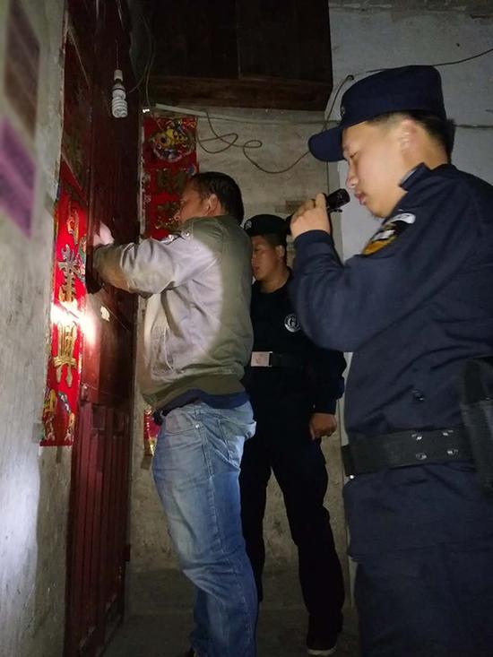 龙场镇粗心妈妈误将幼女锁家中 民警全城寻开锁师傅开门