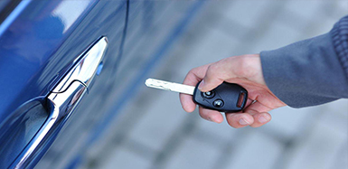 龙场镇汽车钥匙锁在车里了怎么办？如何开汽车锁