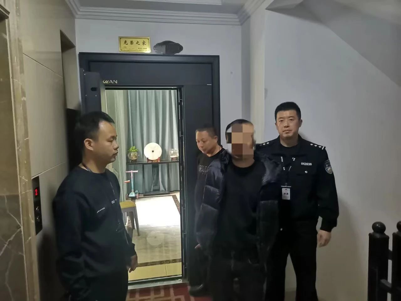 龙场镇全副伪装仍被识别！双龙公安成功抓获一名撬锁盗窃嫌疑人